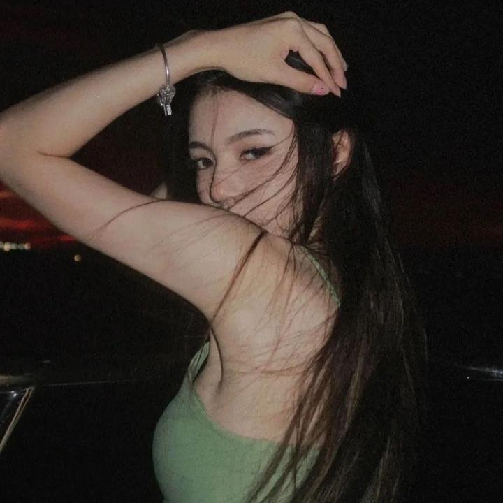 她背后的那双手